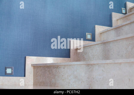 Indoor Marmortreppe mit blauem Hintergrund und Treppen Licht. Stockfoto