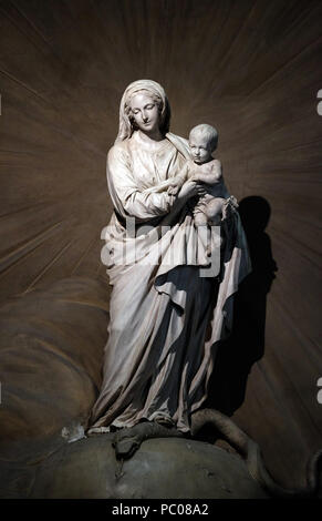 Die Jungfrau und Kind von Jean-Baptiste Pigalle, Statue im Portal der Kirche Saint Sulpice, Paris, Frankreich Stockfoto