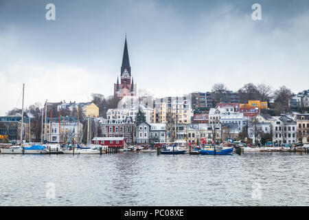 Flensburg Stadt im Winter, Deutschland. Küsten skyline unter dunklen bewölkter Himmel Stockfoto