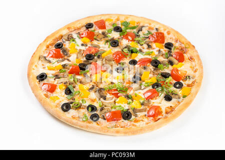 Frische vegetarische Pizza mit Mozzarella auf weißem Hintergrund Stockfoto