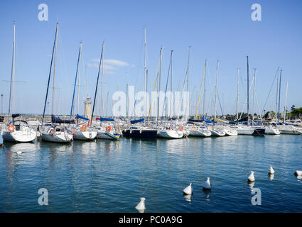 Pier in Desenzano am Gardasee an einem sonnigen Tag, Brescia, Lombardei, Italien Stockfoto