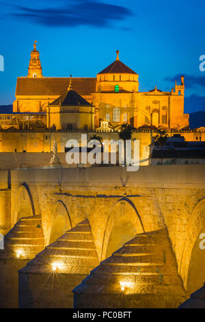Andalusien Spanien Maurischen, Blick in der Nacht über die Römische Brücke (Puente Romano) in Richtung der Kathedrale Moschee (Mezquita) in Cordoba, Andalusien, Spanien. Stockfoto