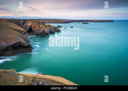 Broad Haven von St. Govan's Kopf gesehen, Pembrokeshire Coast National Park, Bosherston, Wales, Großbritannien Stockfoto