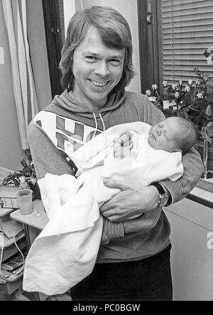 Björn Ulvaeur. Sänger. Mitglied der Popgruppe ABBA. Verheiratet mit Agnetha Fältskog, und hier sehen Sie 1973 mit ihrer neugeborenen Tochter Linda. Stockfoto