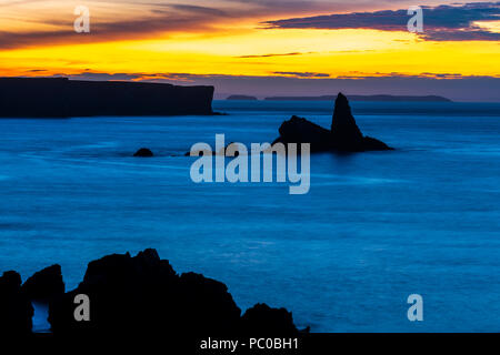 Sonnenaufgang über den Broad Haven und Kirche rock, Pembrokeshire Coast National Park, Bosherston, Wales, Großbritannien Stockfoto