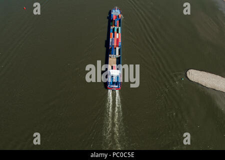 Rhein - Niederlande, 14. Juli 2018: Luftaufnahme von ein Handelsschiff Container mit der Überquerung des Rheins in einer Region der Niederlande