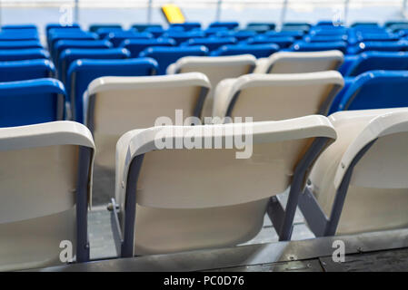 Leeren weißen und blauen Stadion Sitze Stockfoto