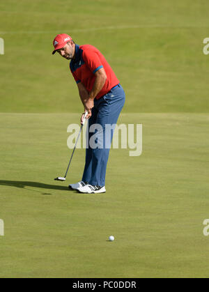 Golfspieler Sergio Garcia angezeigt, wenn Sie auf der Grünen im Royal Birkdale, Southport Konzentration und Entschlossenheit, während einer Praxis Tag am geöffneten in 2017 Stockfoto