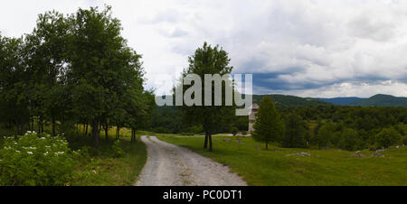 Kroatien, Europa: bewölkt und stürmischen Wetter mit Blick auf die Burgruine der Altstadt in Novi Vinodolski, einem kleinen Dorf in den Seen von Plitvice Stockfoto