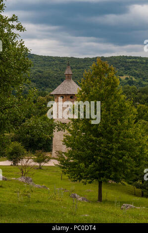 Kroatien, Europa: bewölkt und stürmischen Wetter mit Blick auf die Burgruine der Altstadt in Novi Vinodolski, einem kleinen Dorf in den Seen von Plitvice Stockfoto