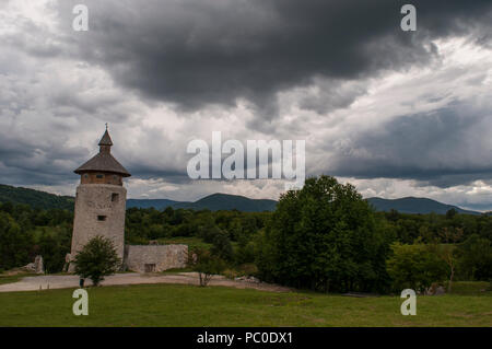 Kroatien, Europa: bewölkt und stürmischen Wetter mit Blick auf die Burgruine der Altstadt in Novi Vinodolski, einem kleinen Dorf in den Seen von Plitvice Stockfoto