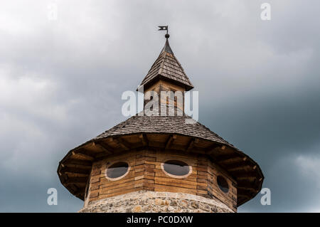 Kroatien, Europa: bewölkt und stürmischen Wetter mit Blick auf die Burgruine der Altstadt in Novi Vinodolski, einem kleinen Dorf in den Seen von Plitvice Stockfoto