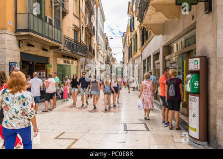 Touristen, Reisende verona italien besuchen, Lifestyle Urlaub Konzept, wandern Marmor Gassen, alten Stadt Verona, italienische Architektur Stockfoto