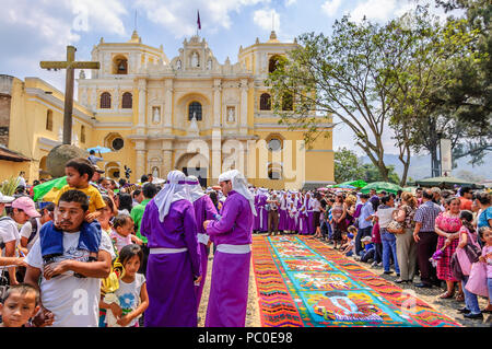 Antigua, Guatemala - April 1, 2012: Palm Sonntag außerhalb der Kirche La Merced in der Stadt mit dem berühmtesten Feierlichkeiten zur Karwoche in Lateinamerika. Stockfoto