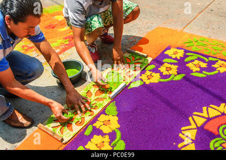 Antigua, Guatemala - April 2, 2015: Einheimische gefärbte Sägespäne Gründonnerstag Teppich in der Stadt machen, mit dem berühmtesten Feierlichkeiten zur Karwoche in Lateinamerika. Stockfoto