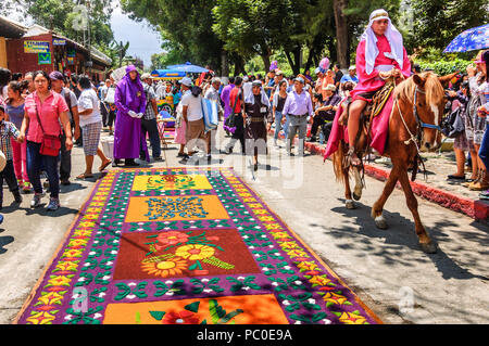 Antigua, Guatemala - 2. April 2015: Gründonnerstag Prozession Teppiche in der Stadt mit dem berühmtesten Feierlichkeiten zur Karwoche in Lateinamerika. Stockfoto