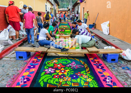 Antigua, Guatemala - April 2, 2015: Einheimische gefärbte Sägespäne Prozession Teppiche in der Stadt machen, mit dem berühmtesten Feierlichkeiten zur Karwoche in Lateinamerika. Stockfoto