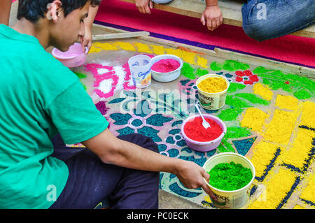 Antigua, Guatemala - April 2, 2015: Einheimische gefärbte Sägespäne Prozession Teppich in der Stadt machen, mit dem berühmtesten Feierlichkeiten zur Karwoche in Lateinamerika. Stockfoto