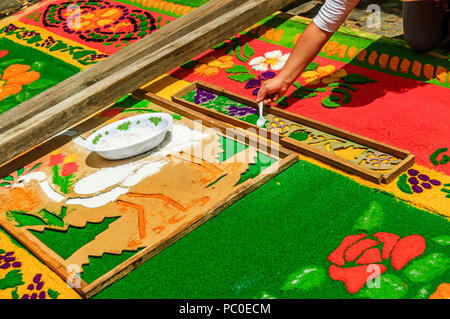 Antigua, Guatemala - April 2, 2015: Lokale macht gefärbte Sägespäne Prozession Teppich in der Stadt mit dem berühmtesten Feierlichkeiten zur Karwoche in Lateinamerika. Stockfoto