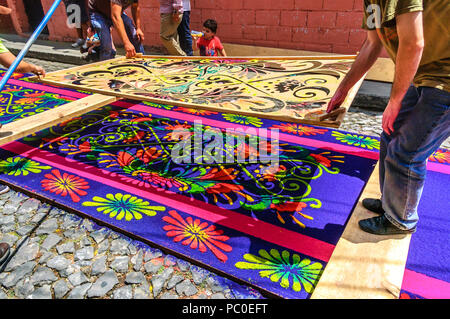 Antigua, Guatemala - April 2, 2015: Einheimische gefärbte Sägespäne Prozession Teppich in der Stadt machen, mit dem berühmtesten Feierlichkeiten zur Karwoche in Lateinamerika. Stockfoto