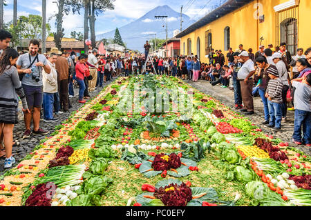 Antigua, Guatemala - 3. April 2015: Karfreitag Prozession Teppich & Agua Vulkan in der Stadt mit dem berühmtesten Feierlichkeiten zur Karwoche in Lateinamerika. Stockfoto