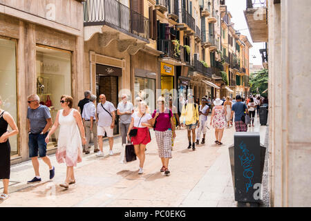 Touristen, Reisende verona italien besuchen, Lifestyle Urlaub Konzept, wandern Marmor Gassen, alten Stadt Verona, italienische Architektur Stockfoto