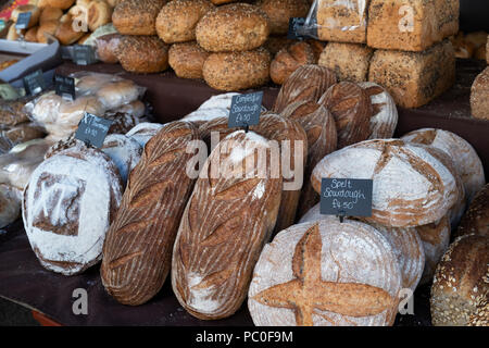 Sauerteigbrot für Verkauf auf einen Stall zu einem Bauernmarkt. Deddington, Oxfordshire, England Stockfoto