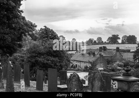 Tissington, Derbyshire, England, Großbritannien: vom St. Mary's Friedhof. Schwarz und Weiss