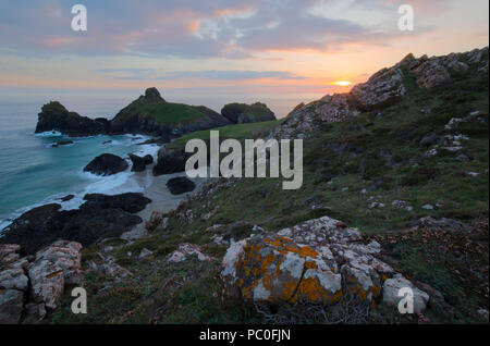 Sonnenuntergang über Kynance Cove in Cornwall. Stockfoto