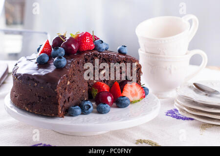 Schokoladenkuchen mit frischen Beeren, auf weißem Hintergrund.Süßes Dessert. Speicherplatz kopieren. Stockfoto