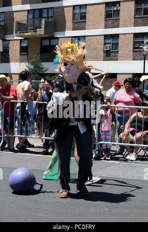 New York, NY, USA. 30. Jul, 2018. Bekannt als der Trumpf Marionette Performer, New York Schauspieler und Aktivist Elliot Krone und sein Sidekick Marni Halasa werden können Stockfoto