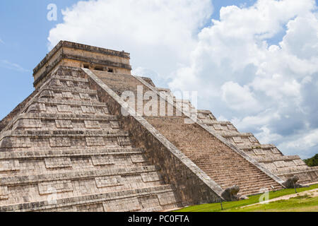 Ein Blick auf die "Tempel des Kukulkan (El Castillo) "die meisten berühmten Pyramide Chichén-Itz á archäologische Stätte auf der Halbinsel Yucatan in Mexiko. Stockfoto