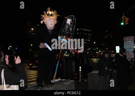 New York, NY, USA. 30. Jul, 2018. Bekannt als der Trumpf Marionette Performer, New York Schauspieler und Aktivist Elliot Krone und sein Sidekick Marni Halasa werden können Stockfoto