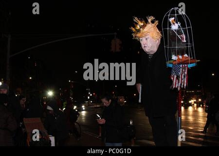 New York, NY, USA. 30. Jul, 2018. Bekannt als der Trumpf Marionette Performer, New York Schauspieler und Aktivist Elliot Krone und sein Sidekick Marni Halasa werden können Stockfoto