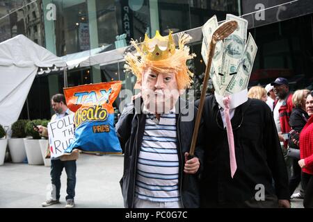 New York, NY, USA. 30. Jul, 2018. Bekannt als der Trumpf Marionette Performer, New York Schauspieler und Aktivist Elliot Krone und sein Sidekick Marni Halasa werden können Stockfoto