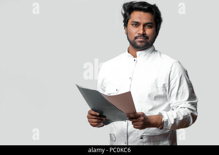 Erfahrenen Arzt aus Indien, Ordner und Dokumente. Fleißige hinduistische Arzt. Copyspace. qualifizierten Arzt, der eine Menge Leben gerettet hat. Kopieren Sie sp Stockfoto