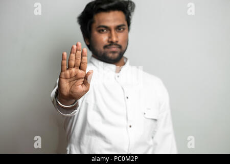 Indische stattlicher Mann mit 'Nein' Geste. Stoppen Sie die Ruhe bewahren. aufpassen. mesmerizig. hipnotize Menschen. indischen Hypnose. Alkohol einzustellen, smo Stockfoto