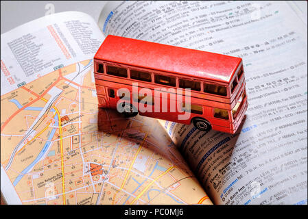 Englischer roter routemaster Doppeldeckerbus auf Michelin-Reiseleiter, Stockfoto