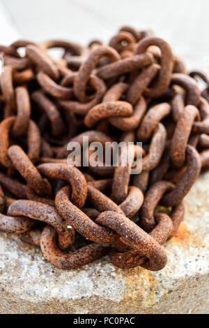 Alte und rostige Hafen Ketten. Stockfoto