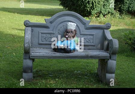 Expressive englische Bulldogge Replikat mit Kochmütze Stockfoto