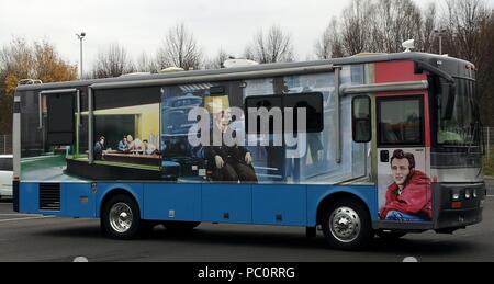 Künstlerisch Reisemobil mit Fotos des Künstlers drucken auf Folie ausgelegt Stockfoto