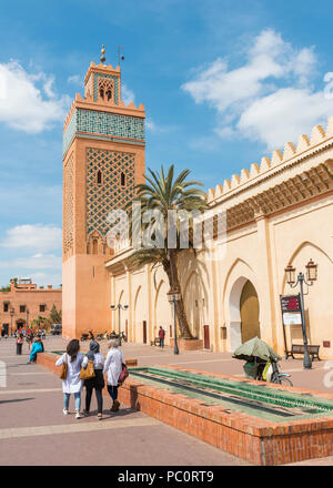 Einheimische auf einen Platz, Kasbah Moschee, auch Mansouria Moschee Moschee oder von Moulay Al-Yazid, Medina von Marrakesch, Marrakesch, Marokko Stockfoto