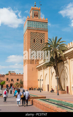 Einheimische auf einen Platz, Kasbah Moschee, auch Mansouria Moschee Moschee oder von Moulay Al-Yazid, Medina von Marrakesch, Marrakesch, Marokko Stockfoto