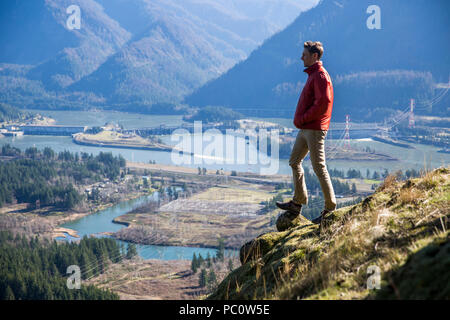 Ein Mann Wanderungen über dem Bonneville Dam in der Columbia River Gorge. Stockfoto