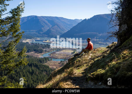 Ein Mann Wanderungen über dem Bonneville Dam in der Columbia River Gorge. Stockfoto