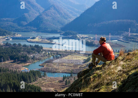 Ein Mann Wanderungen über dem Bonneville Dam in der Columbia River Gorge. Stockfoto