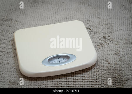Foto einer Waage auf einem Badezimmer Teppichboden Stockfoto