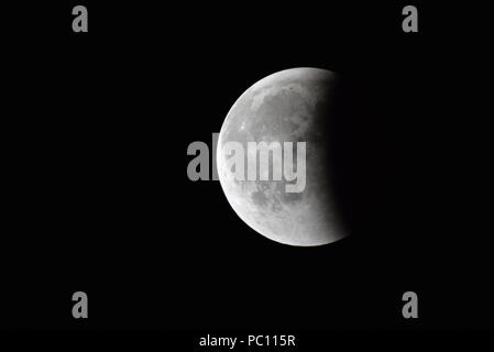Mondfinsternis in Nahaufnahme zeigt die Details der Mondoberfläche Mondfinsternis Stockfoto