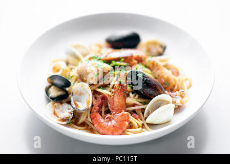 Italienische gemischte frische Meeresfrüchte spaghetti Pasta mit Garnelen Muscheln Jakobsmuscheln und Venusmuscheln Stockfoto