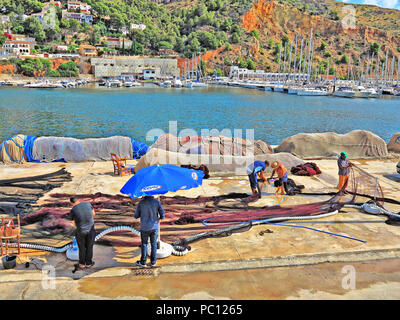 Fischer Flicken der Netze am Yachthafen Javea, Costa Blanca, Spanien Stockfoto